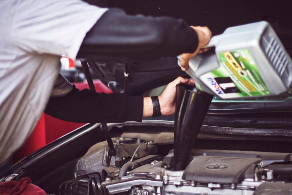 Taller mecanico con herramientas y diagnostico de vehiculos