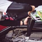 Taller mecanico con herramientas y diagnostico de vehiculos