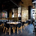 Restaurante moderno con barra y ambiente acogedor en Madrid